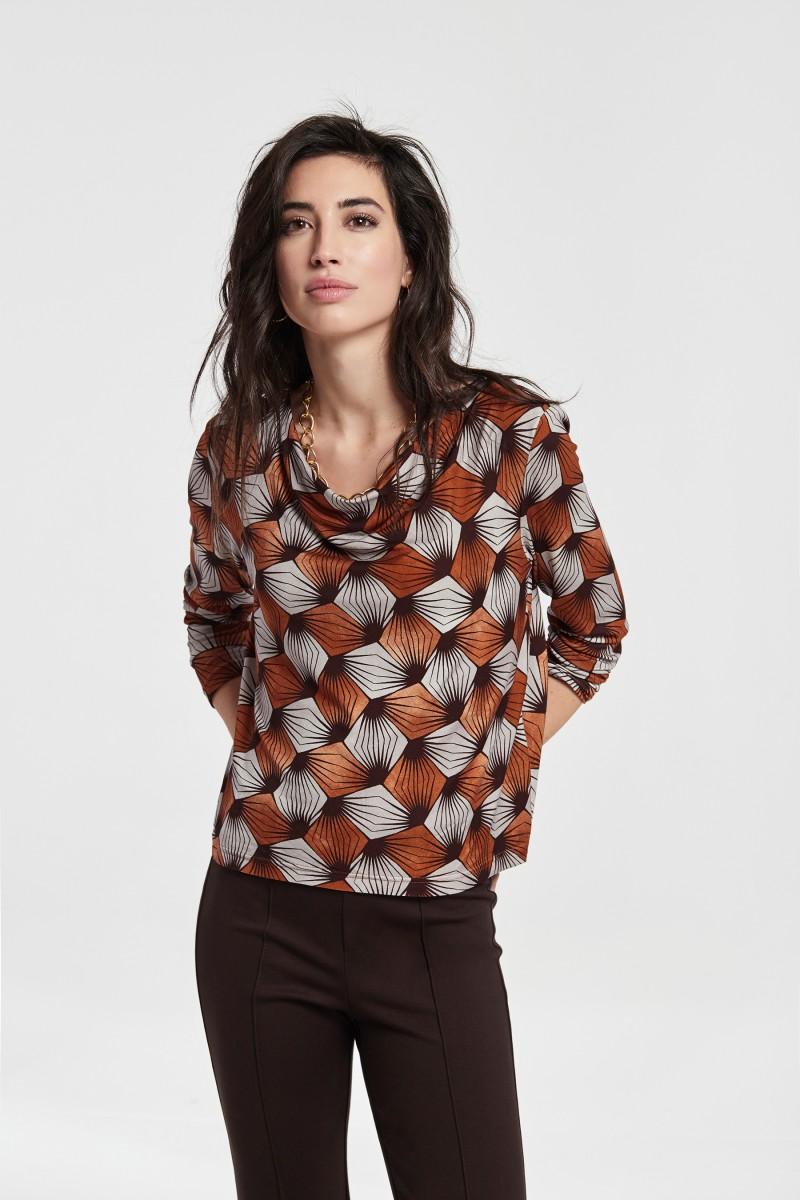 oky coky TOP CON ESCOTE FLUIDO ESTAMPADO