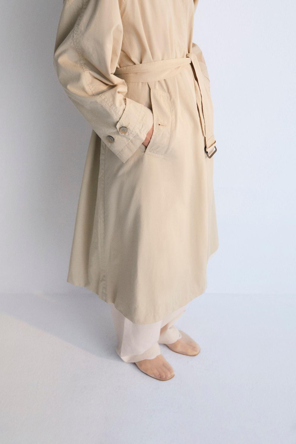 the new society Zeus Woman Trench Ahorra y exporta