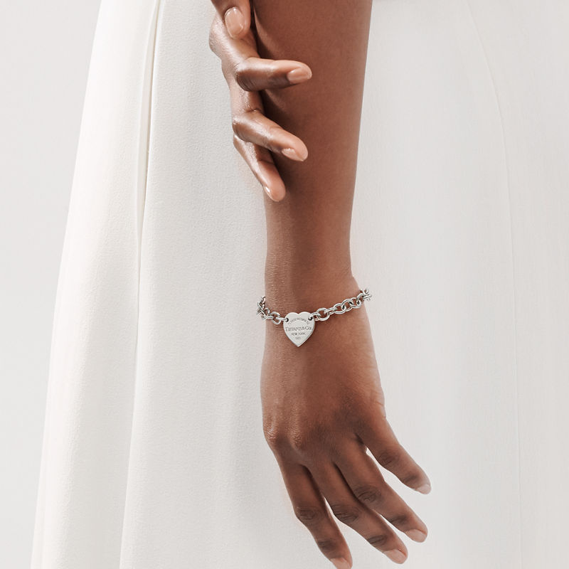 Tiffany & Co. Return to Tiffany™ Pulsera con insignia de corazón en plata Envío internacional gratuito