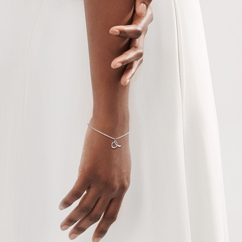 Tiffany & Co. Elsa Peretti® Pulsera con letra “A” en plata de ley Oferta exclusiva