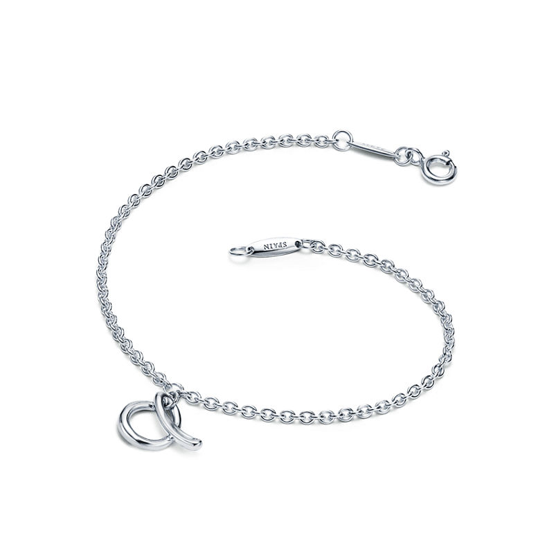 Tiffany & Co. Elsa Peretti® Pulsera con letra “A” en plata de ley Oferta exclusiva