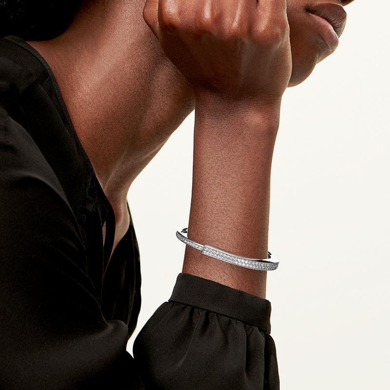 Tiffany & Co. Tiffany Lock Brazalete en oro blanco con pavé completo de diamantes Tienda