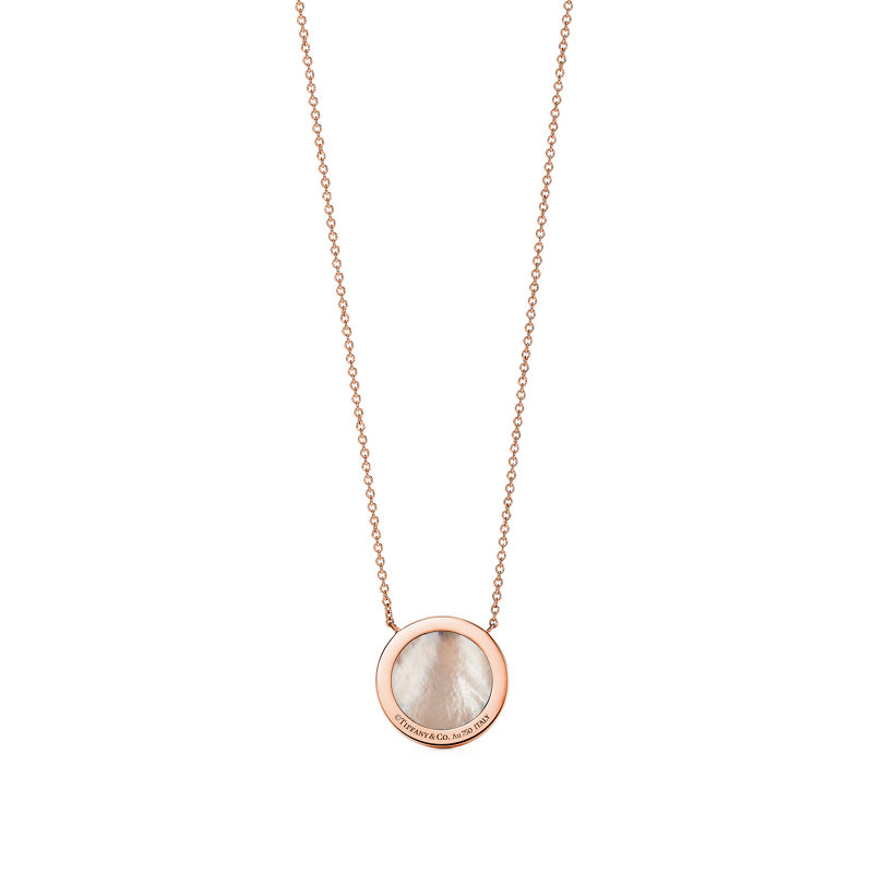 Tiffany & Co. Tiffany T Colgante circular de diamantes y nácar de oro rosa COMPRAR AHORA