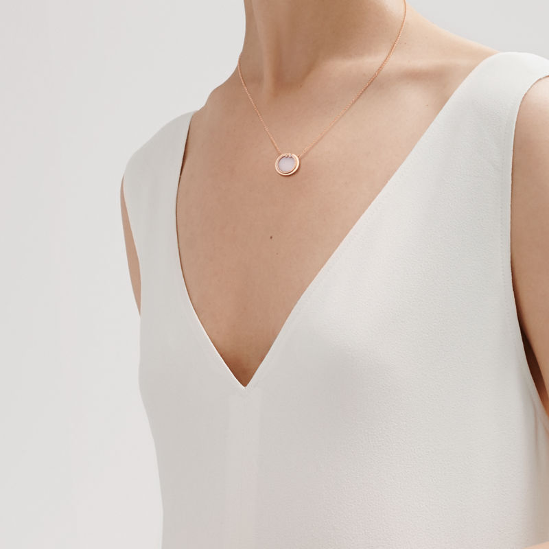 Tiffany & Co. Tiffany T Colgante circular de diamantes y ópalo rosa de oro rosa Solo hoy