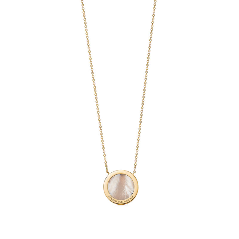 Tiffany & Co. Tiffany T Colgante circular de diamantes y nácar de oro amarillo Oferta especial de fábrica