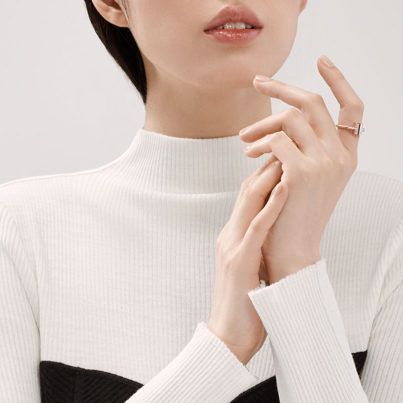 Tiffany & Co. Tiffany T Anillo Wire de oro rosa con diamantes y nácar Precios de Black Friday