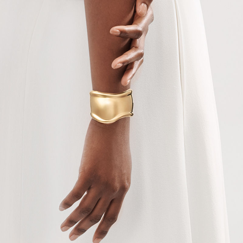 Tiffany & Co. Elsa Peretti® Brazalete Bone pequeño en oro de 18 quilates Devoluciones gratuitas