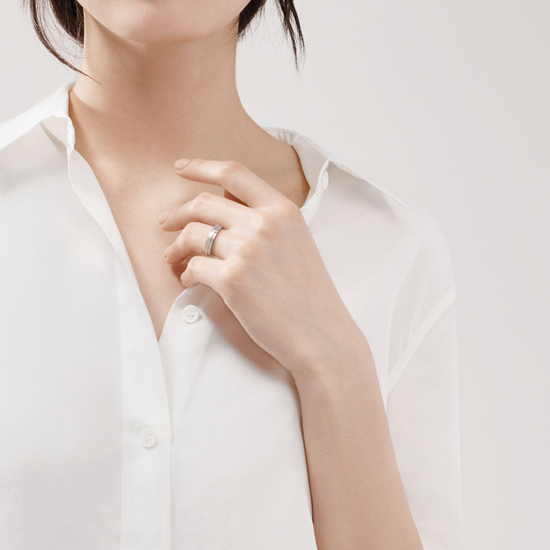 Tiffany & Co. Tiffany T Anillo estrecho de oro blanco Rebajas de fin de temporada