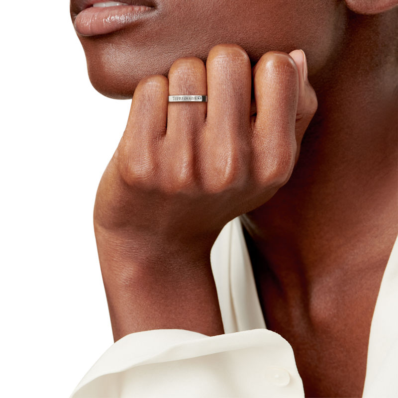 Tiffany & Co. T&CO.® Alianza en platino con un diamante Superdescuento