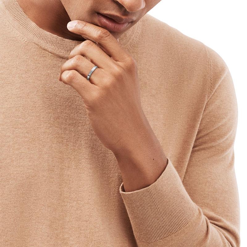 Tiffany & Co. T&CO.® Alianza en platino con un diamante Superdescuento