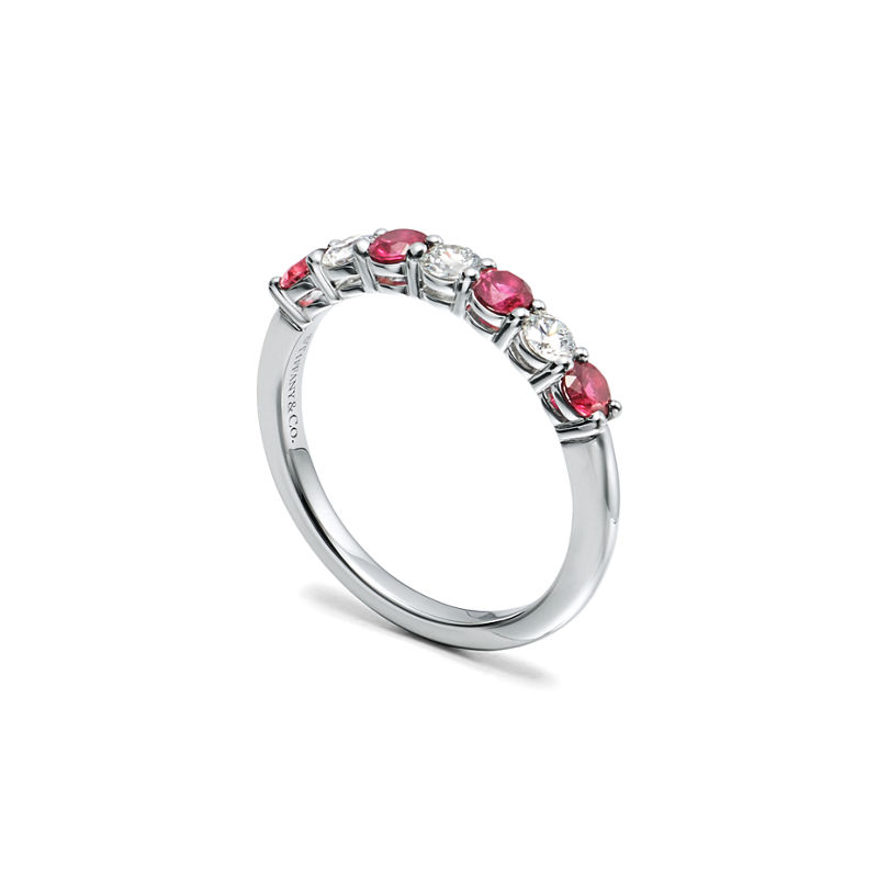 Tiffany & Co. Tiffany Forever Alianza en platino con medio círculo de rubíes y diamantes En oferta