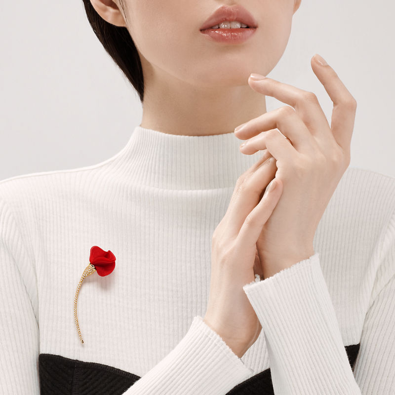Tiffany & Co. Elsa Peretti® Broche Amapola de oro amarillo con seda de color rojo En línea