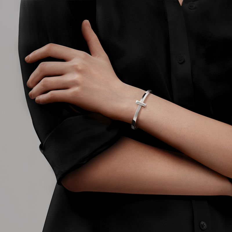 Tiffany & Co. Tiffany T T1 Brazalete articulado ancho de oro blanco Última moda