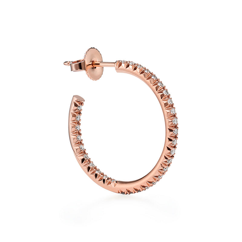 Tiffany & Co. Tiffany Metro pendientes de aro en oro rosa con diamantes tamaño mediano En oferta