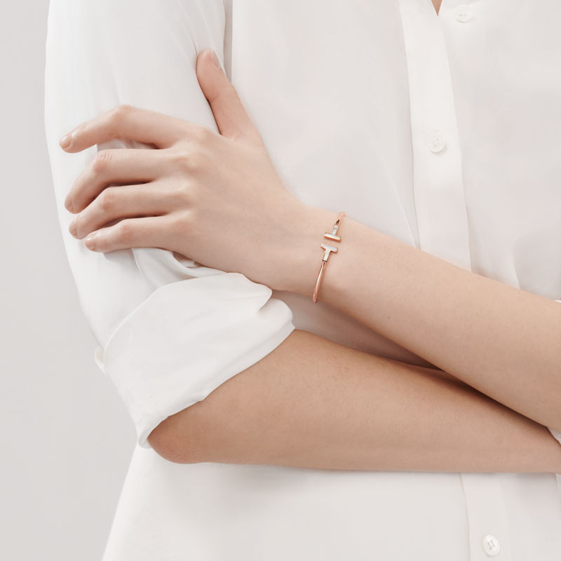 Tiffany & Co. Tiffany T Pulsera Wire de oro rosa con nácar Outlet online