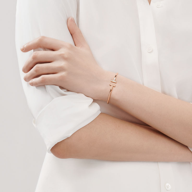 Tiffany & Co. Tiffany T Pulsera Wire de oro rosa con diamantes y nácar Envío gratis