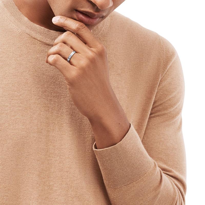 Tiffany & Co. T&CO.® Alianza en platino con un diamante Ofertas especiales