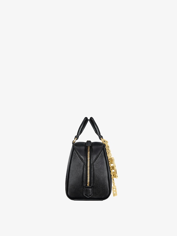 Givenchy Nano Antigona Cube bag in leather with charm En oferta