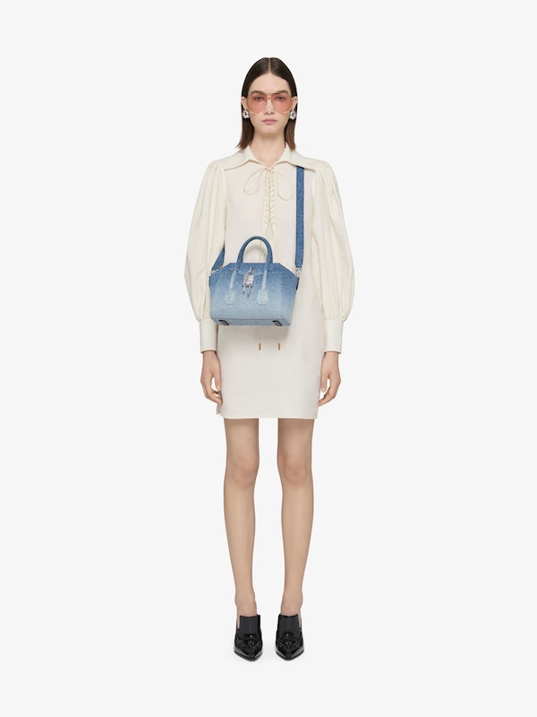 Givenchy Mini Antigona Lock bag in gradient denim En oferta
