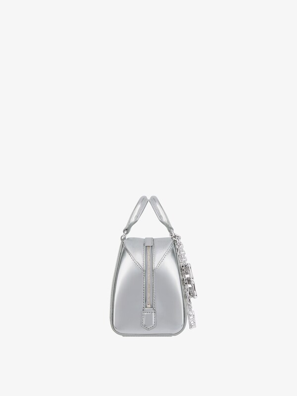 Givenchy Nano Antigona Cube bag in laminated leather with charm Tienda