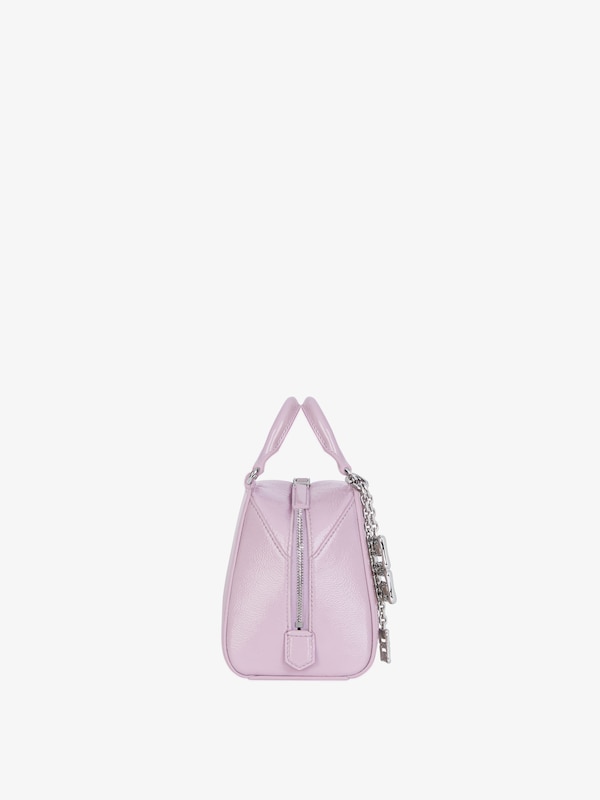 Givenchy Nano Antigona Cube bag in patent leather with charm Liquidación
