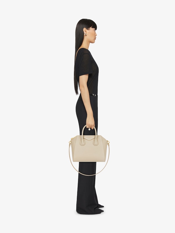 Givenchy Small Antigona bag in grained leather Envío gratis