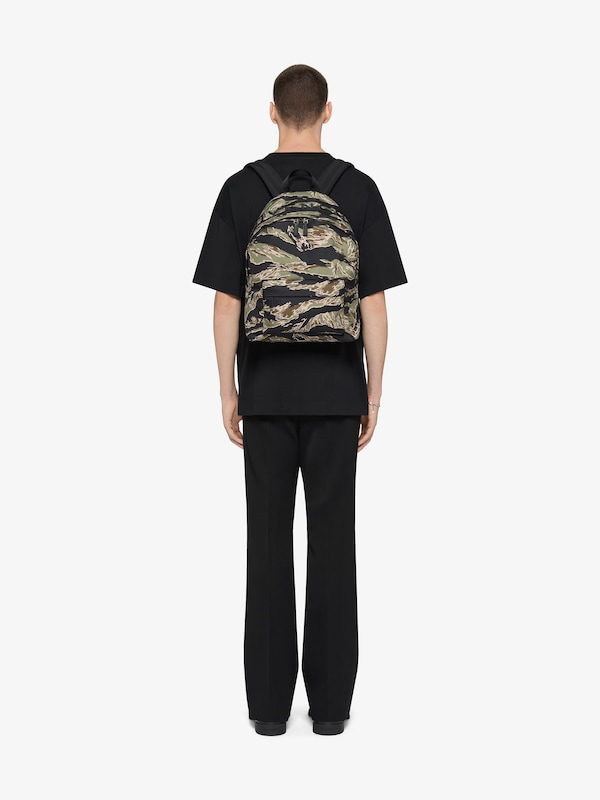 Givenchy Essential U backpack in nylon with camo print Los más vendidos