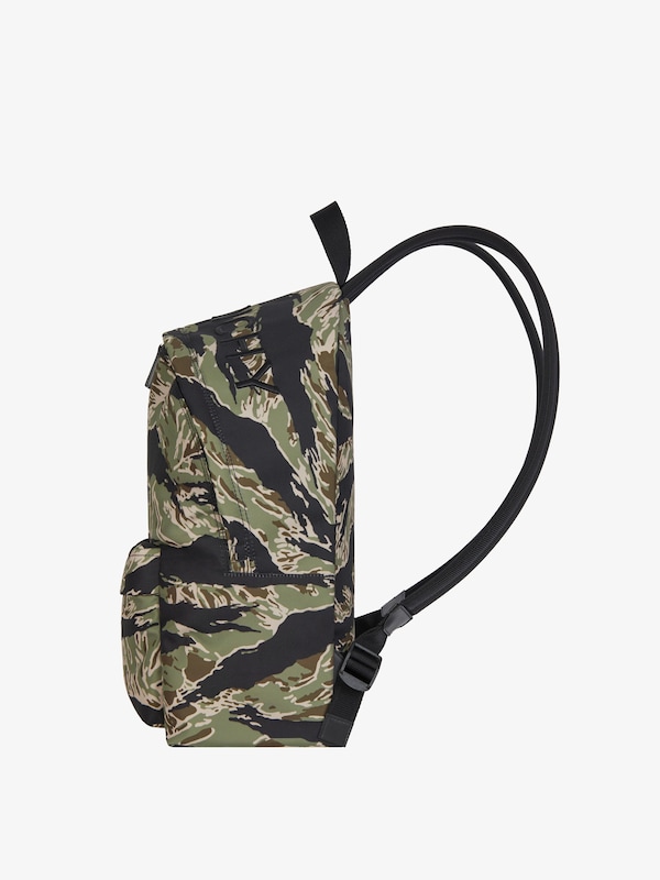 Givenchy Essential U backpack in nylon with camo print Los más vendidos