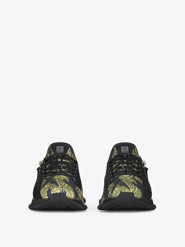 Givenchy Spectre sneakers in camo print En línea