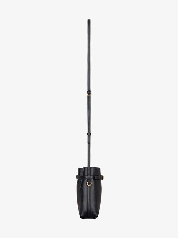 Givenchy Voyou phone pouch in leather Precios de Black Friday