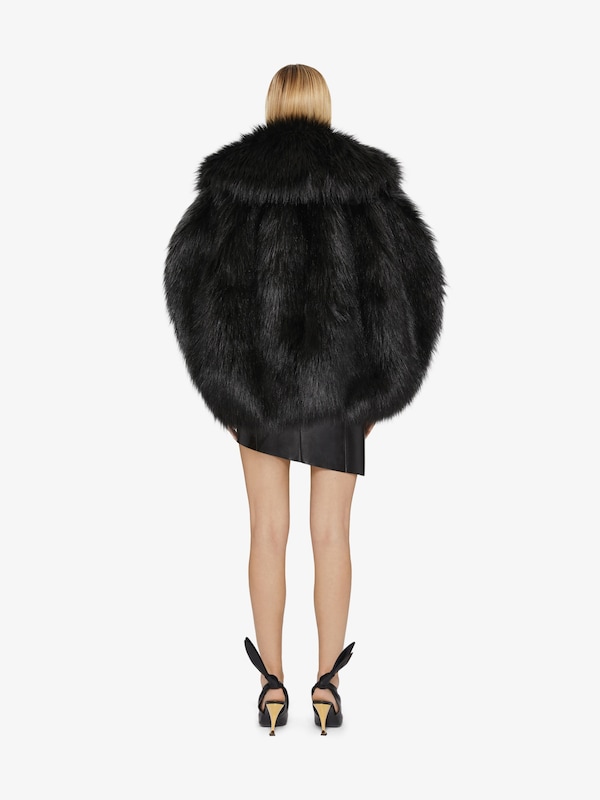 Givenchy Oversized cape in faux fur Última moda
