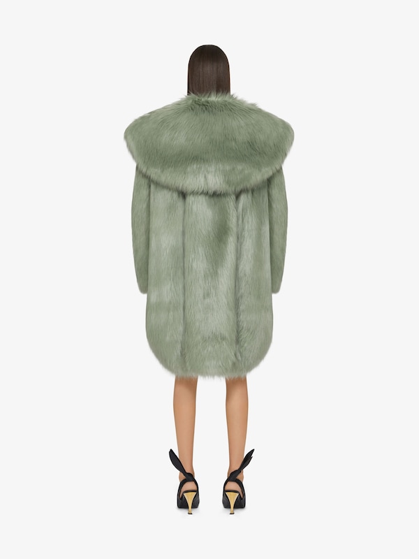 Givenchy Oversized coat in faux fur Ofertas de temporada