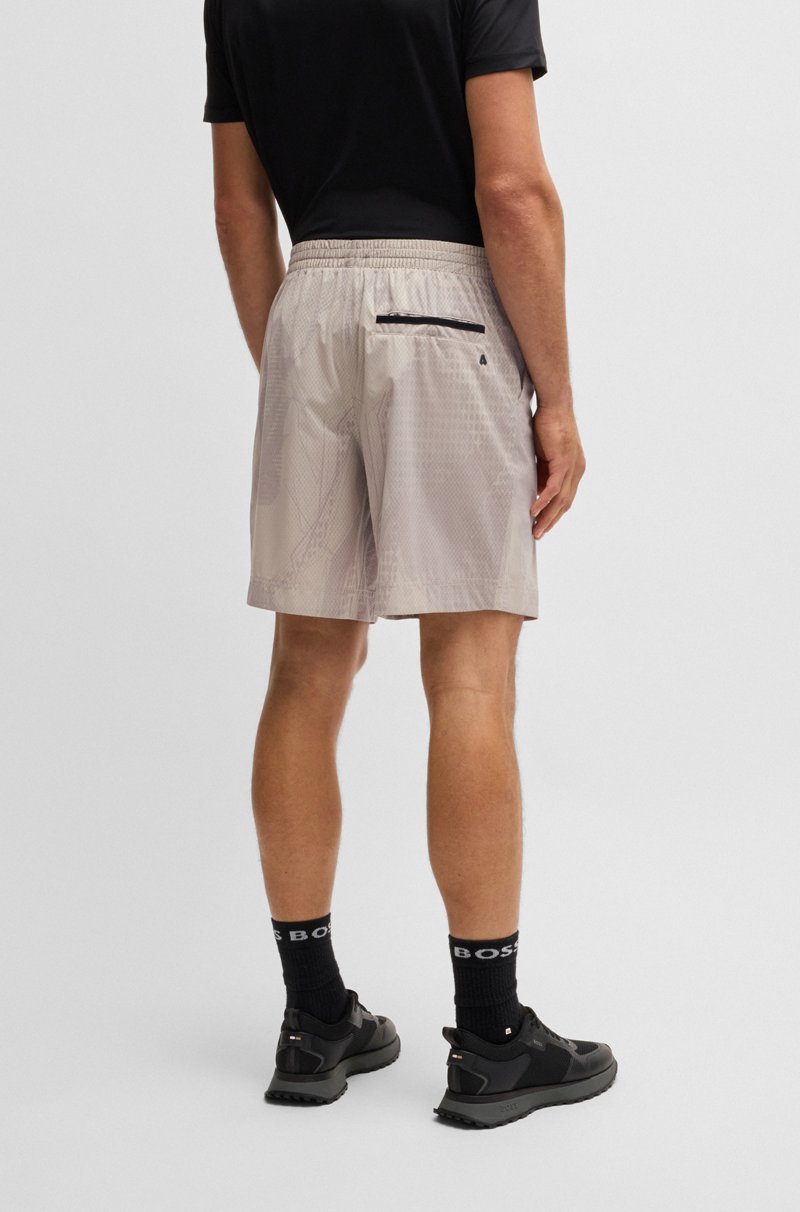 Hugo Boss Shorts de estilo activo de malla laminada con estampado integral En oferta