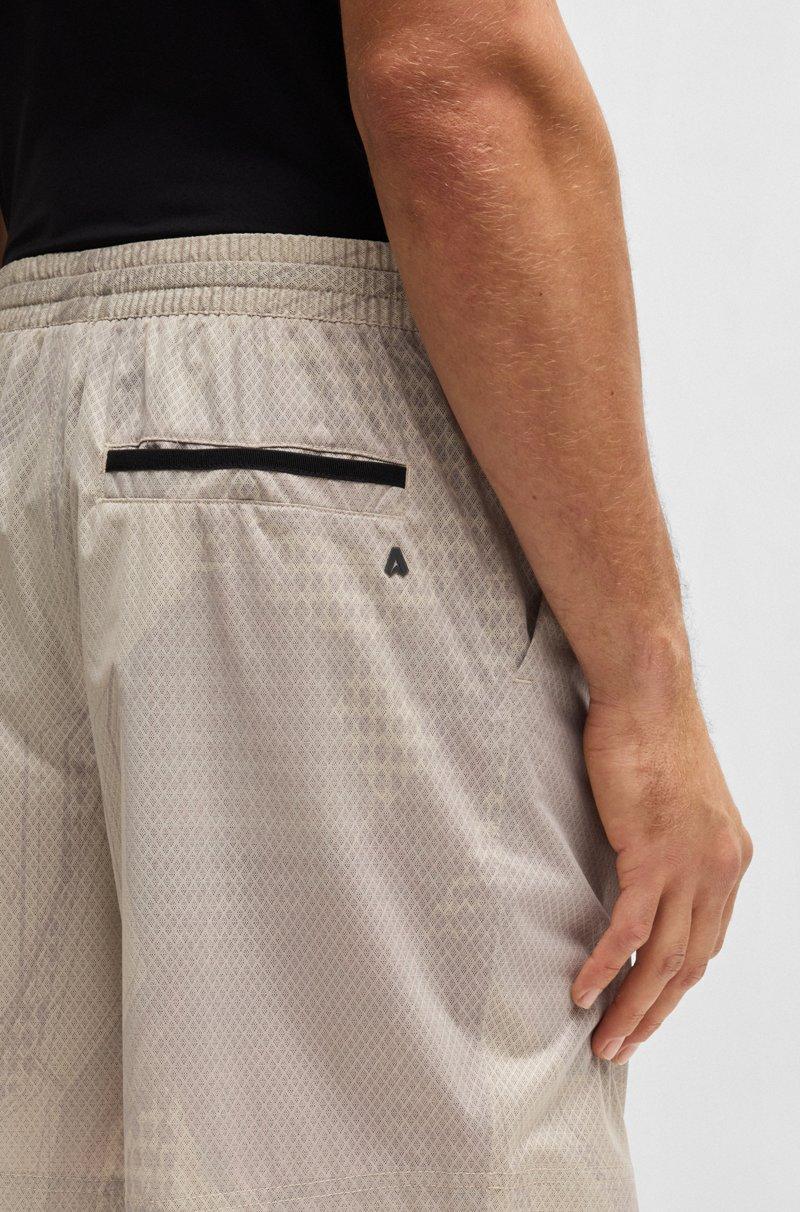 Hugo Boss Shorts de estilo activo de malla laminada con estampado integral En oferta
