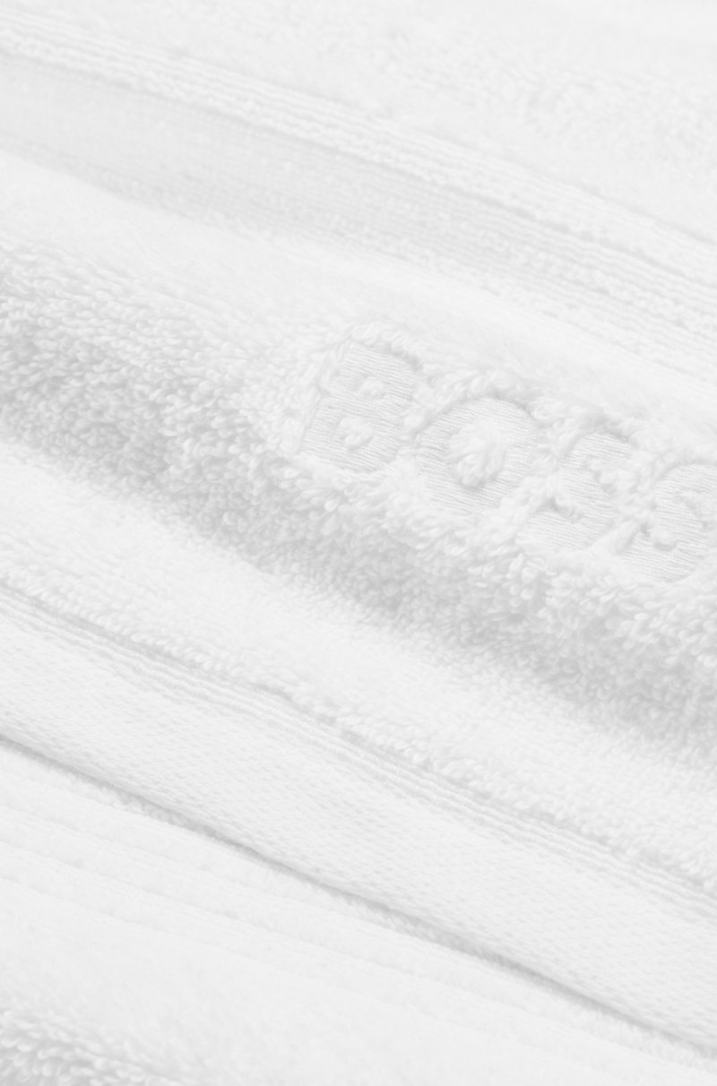Hugo Boss Toalla de baño blanca de algodón del Egeo con logo tonal Rebajas de fin de temporada