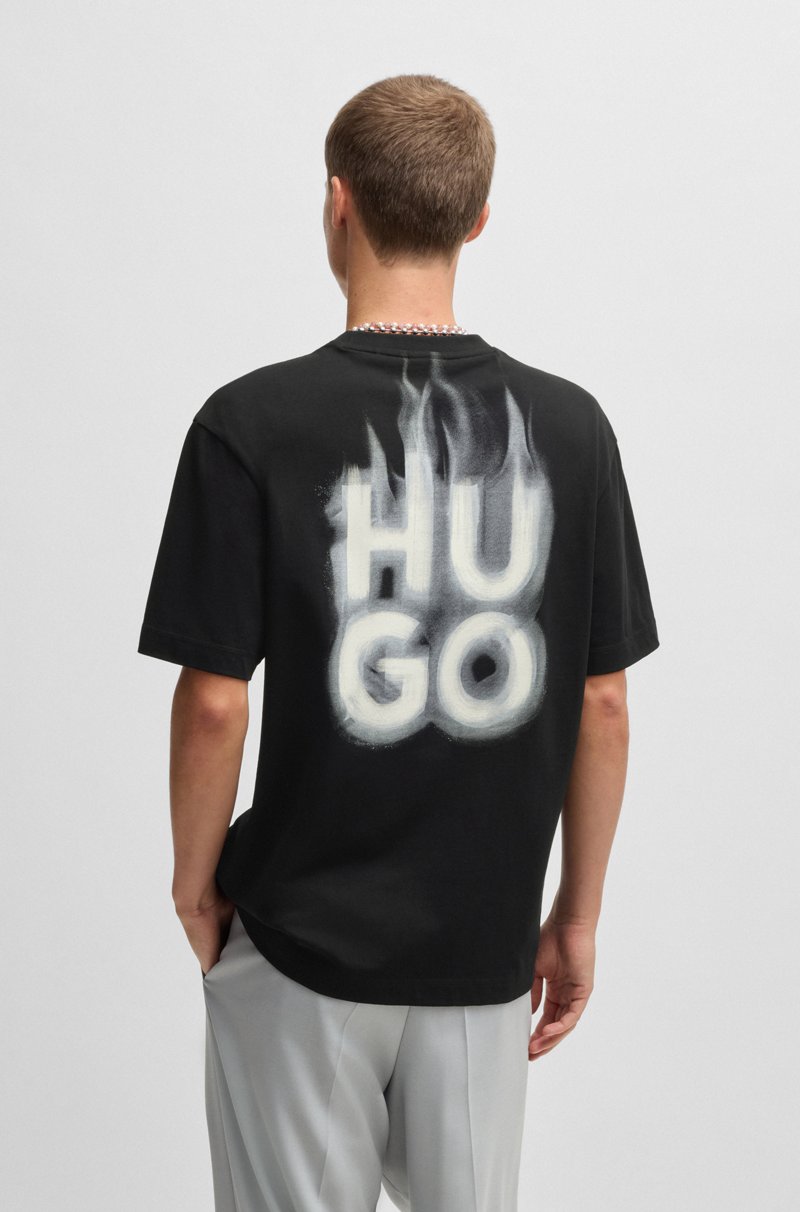 Hugo Boss Camiseta de punto de algodón con estampados de logos apilados ahumados Venta caliente