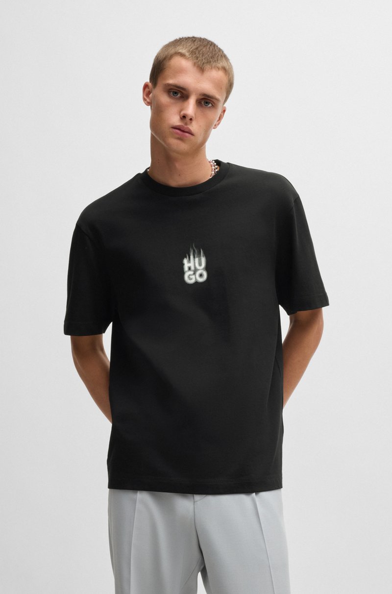 Hugo Boss Camiseta de punto de algodón con estampados de logos apilados ahumados Venta caliente