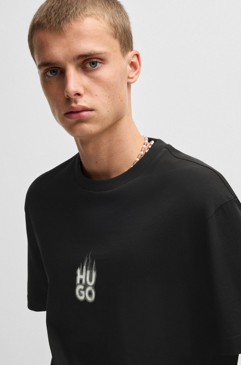 Hugo Boss Camiseta de punto de algodón con estampados de logos apilados ahumados Venta caliente