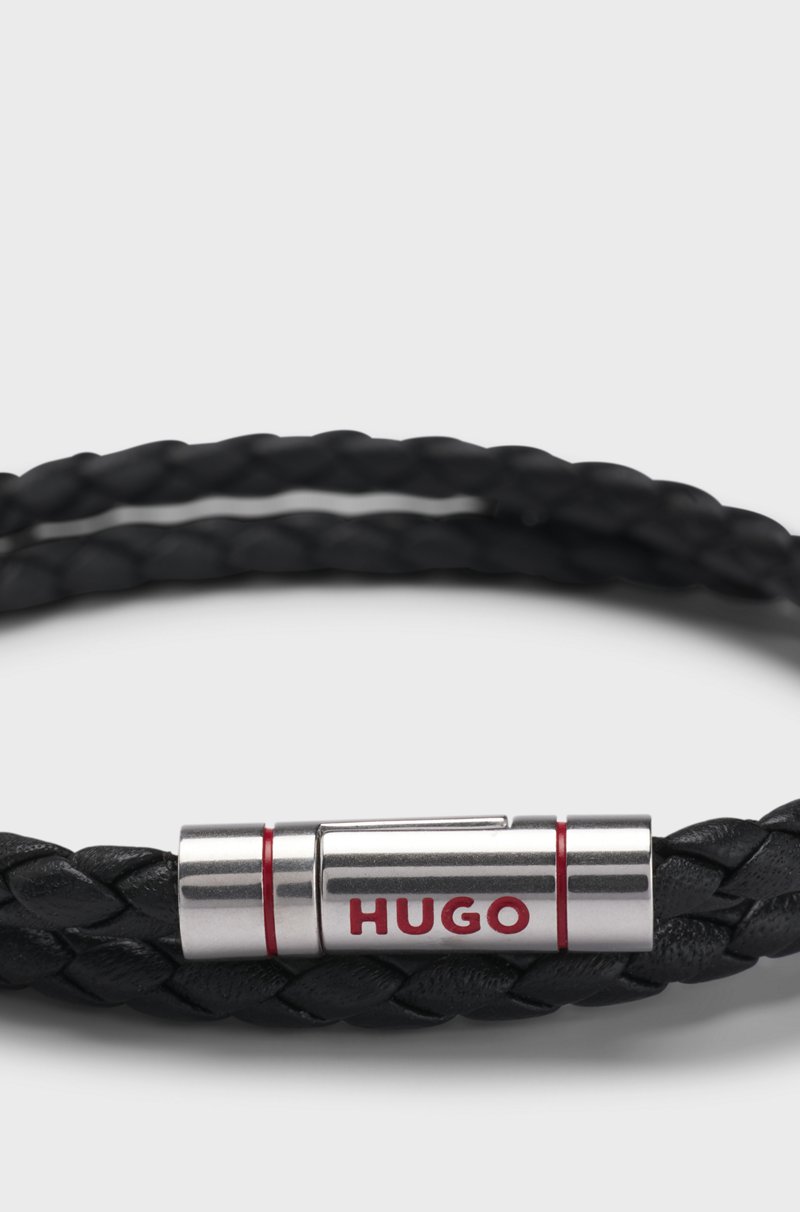 Hugo Boss Brazalete doble de piel trenzada con cierre de la marca En oferta