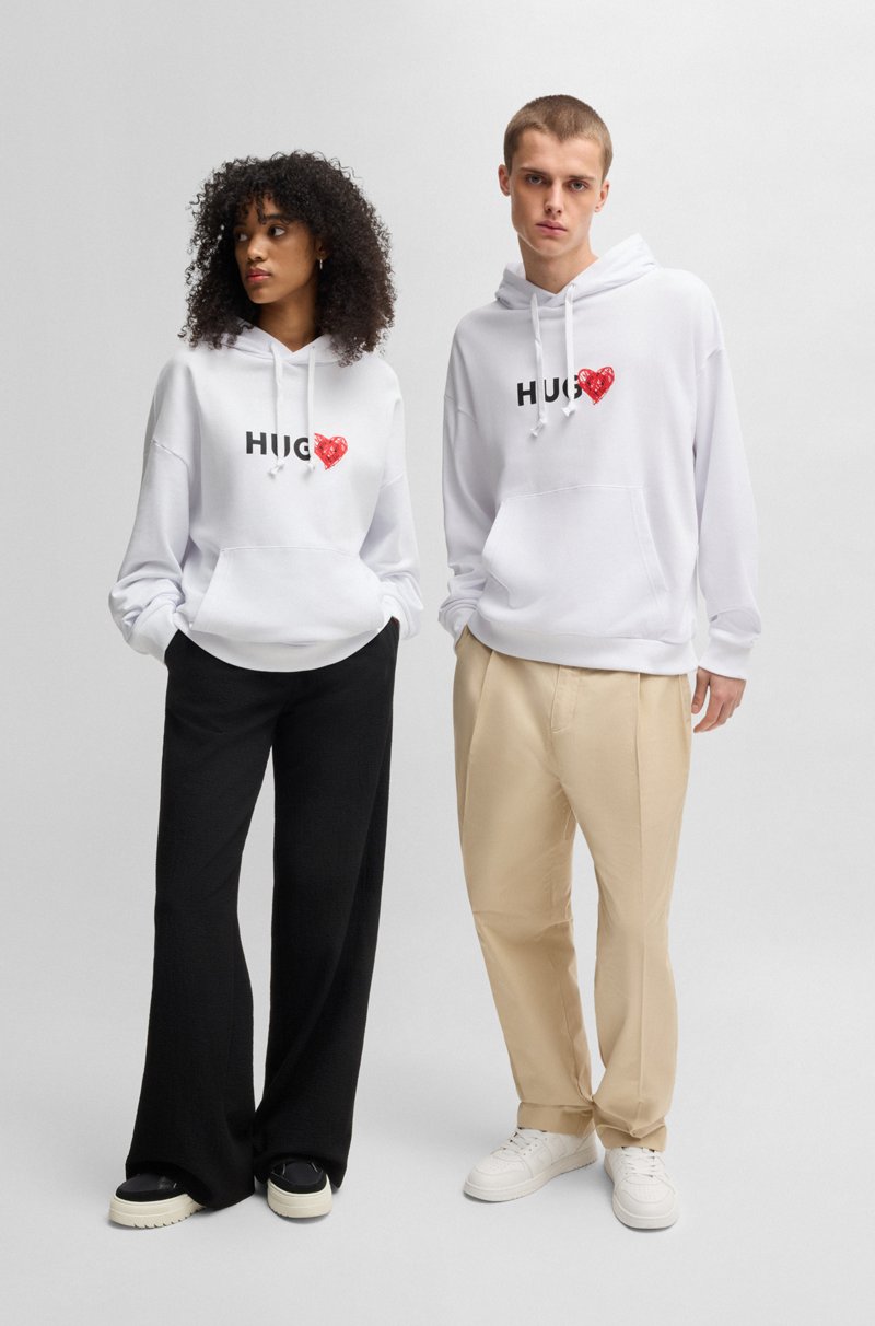 Hugo Boss Prenda con capucha en felpa de algodón con eslogan y gráficos de corazones COMPRAR AHORA