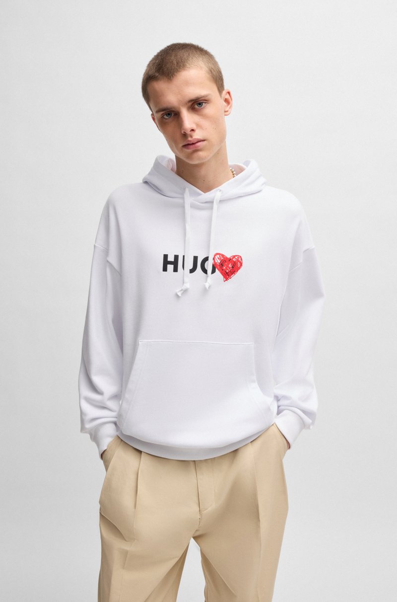 Hugo Boss Prenda con capucha en felpa de algodón con eslogan y gráficos de corazones COMPRAR AHORA