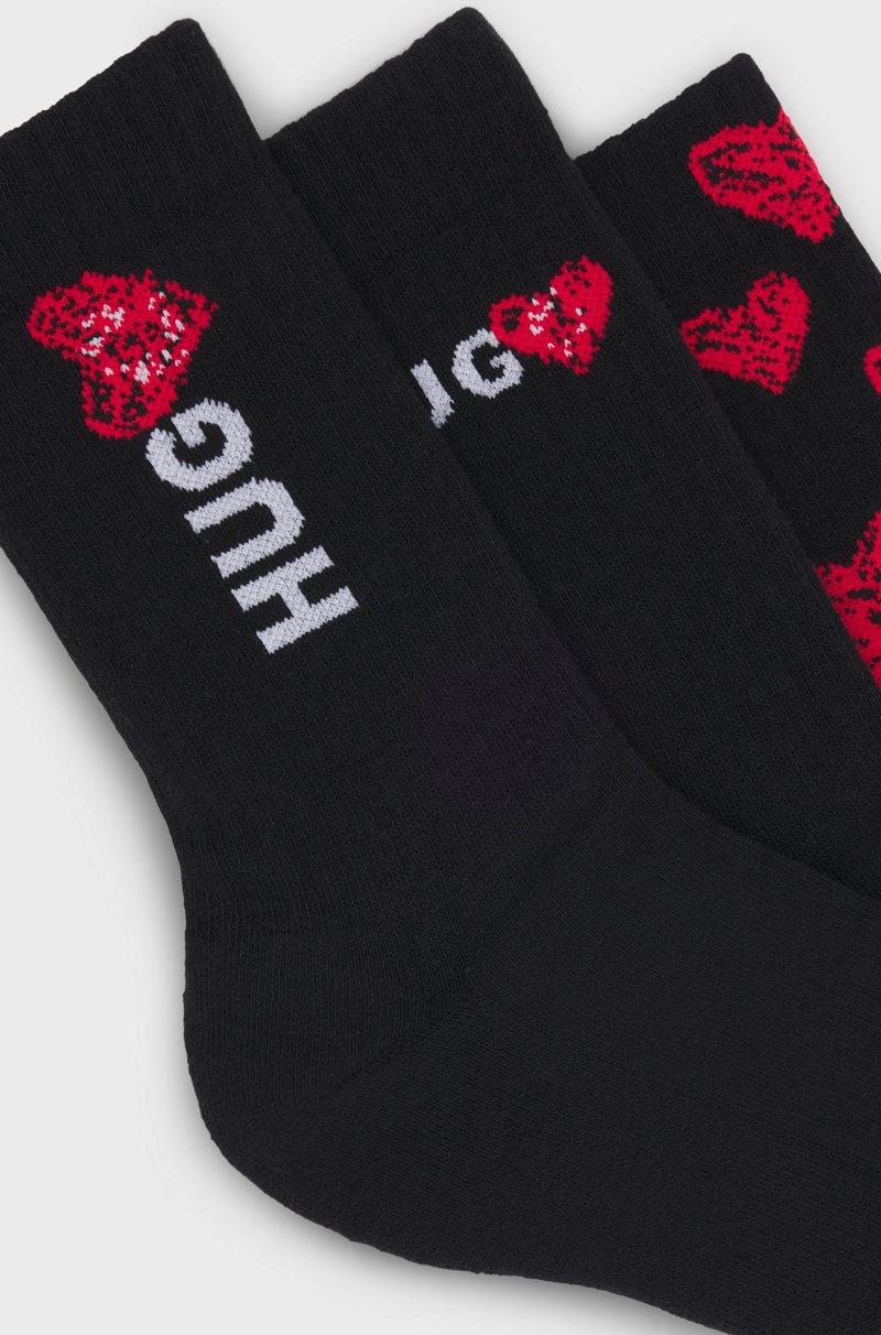 Hugo Boss Paquete de tres pares de calcetines cortos con motivos de corazón Último día