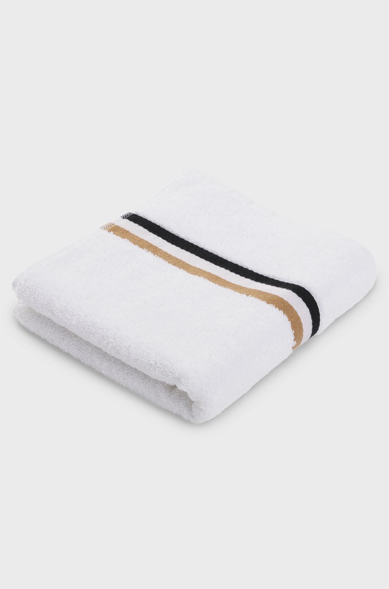Hugo Boss Toalla de mano de algodón con borde con raya de la marca 2025