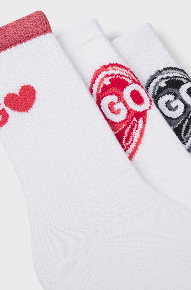 Hugo Boss Paquete de tres pares de calcetines cortos de algodón con logos En oferta