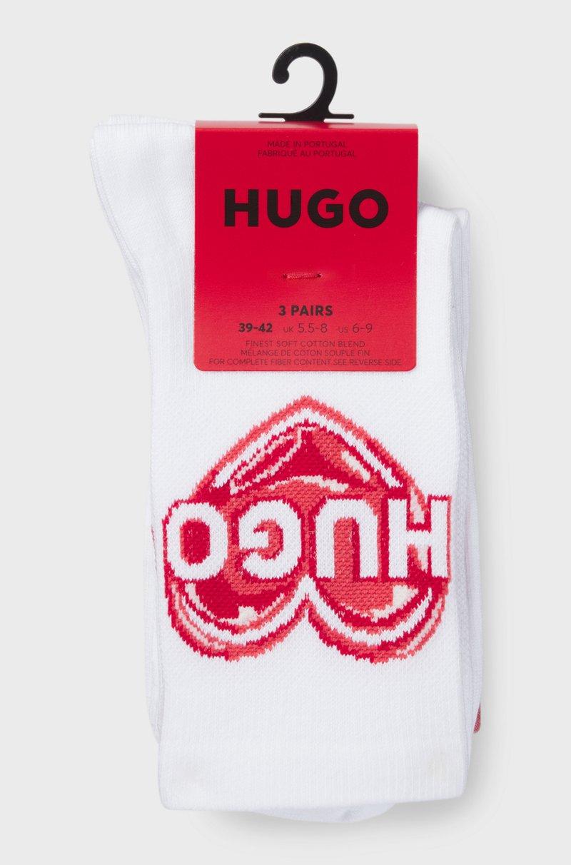 Hugo Boss Paquete de tres pares de calcetines cortos de algodón con logos En oferta