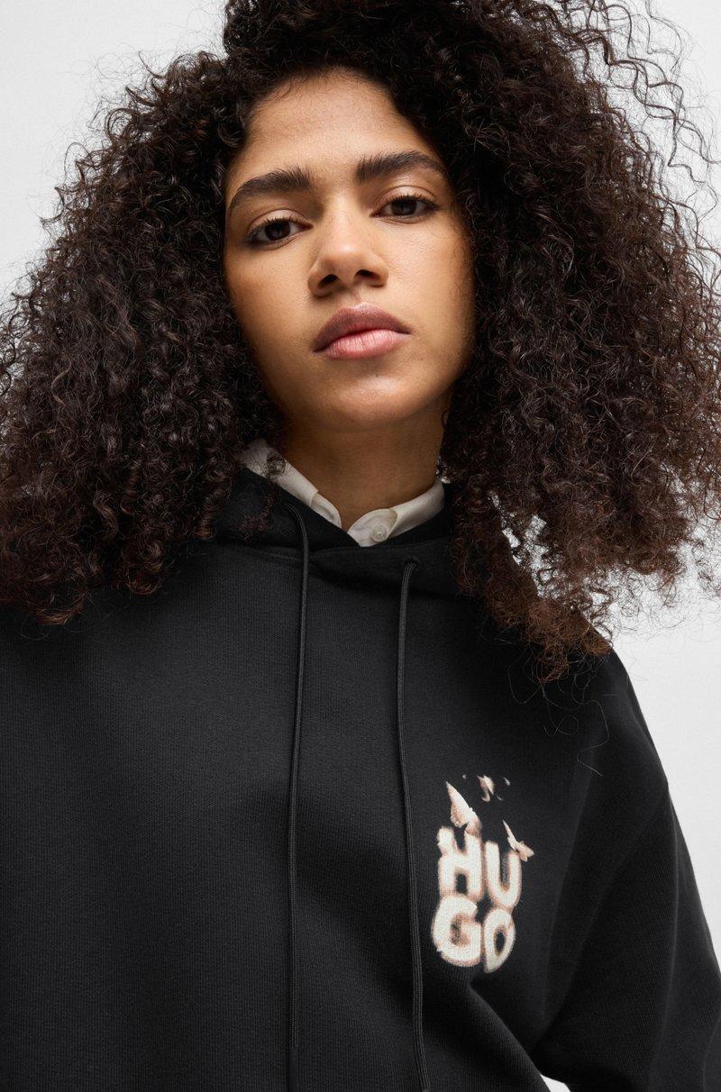 Hugo Boss Sudadera con capucha relaxed fit de felpa de rizo con ilustración de temporada Descuento