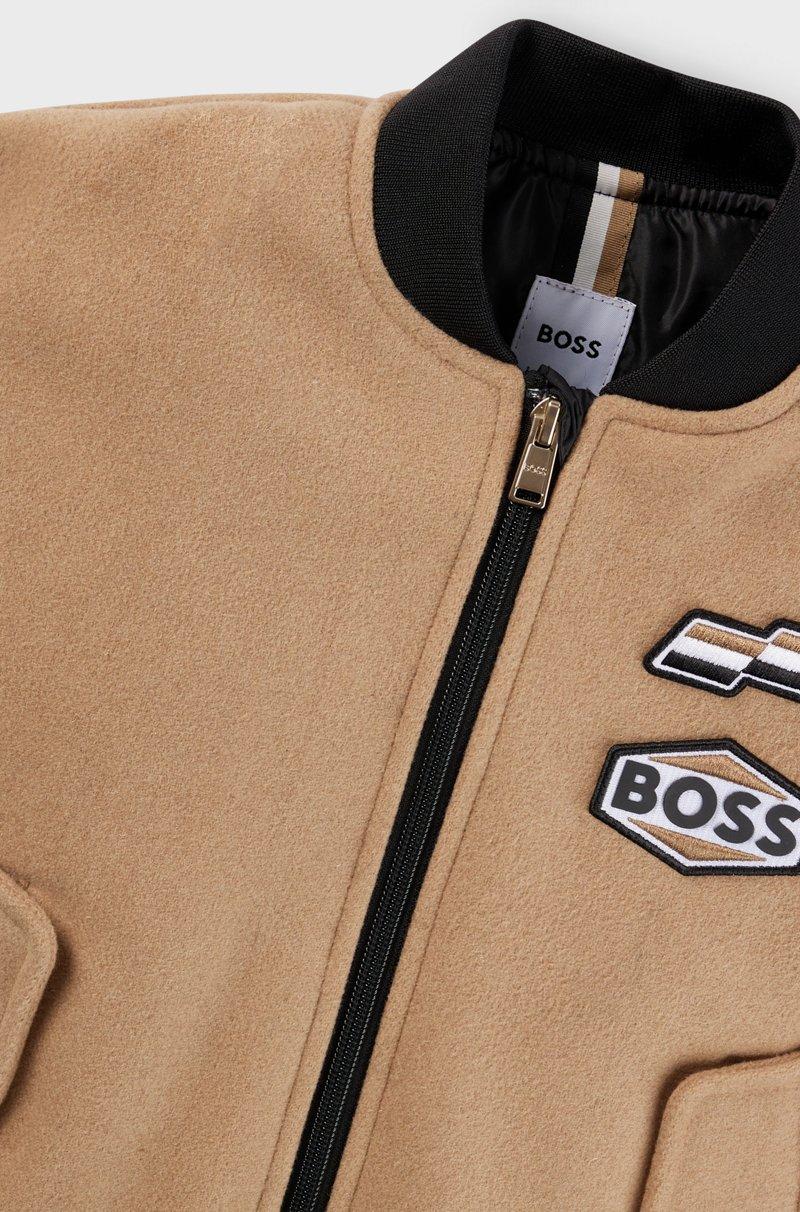 Hugo Boss Cazadora bomber para niños con parches de la marca Promoción trimestral