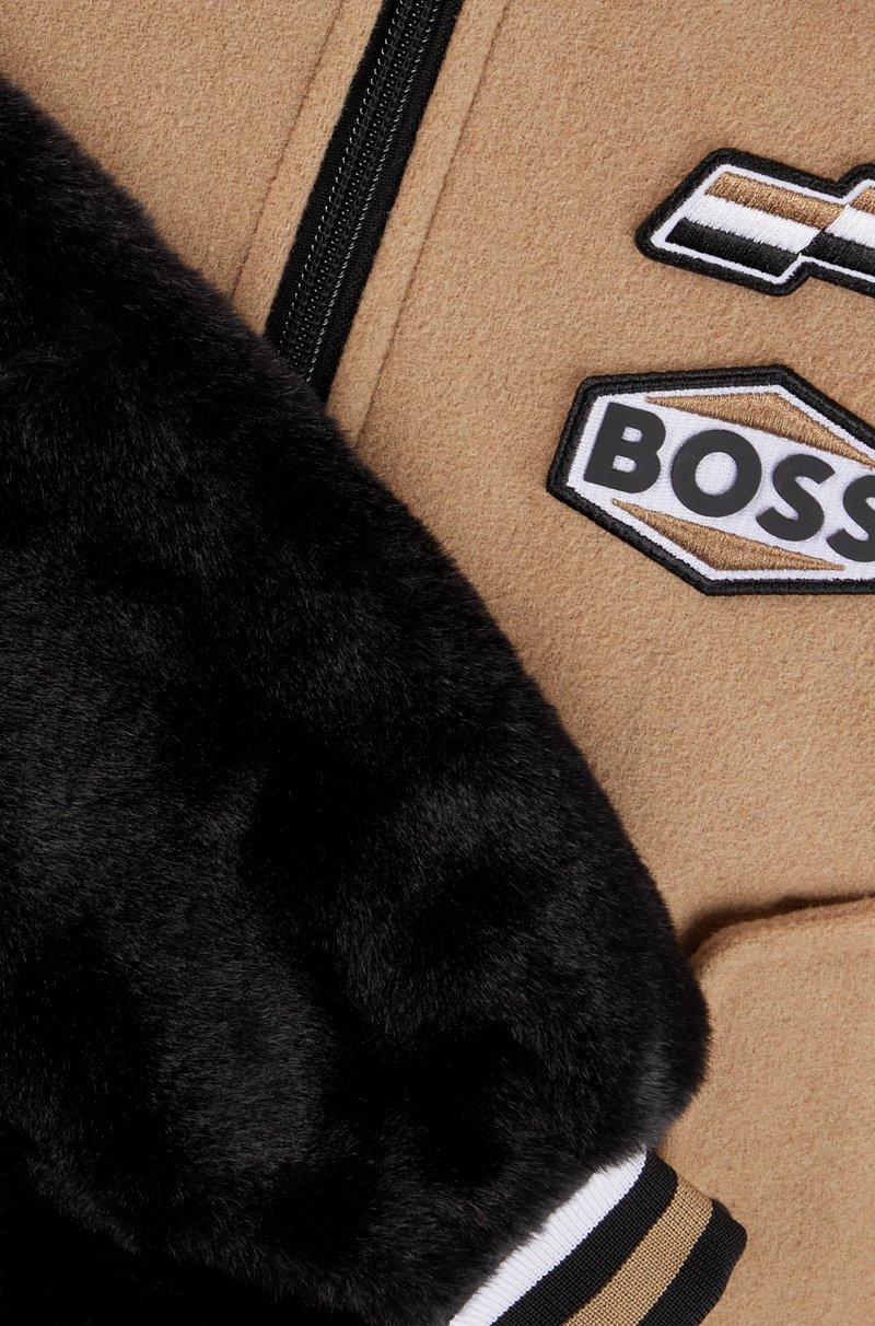 Hugo Boss Cazadora bomber para niños con parches de la marca Promoción trimestral