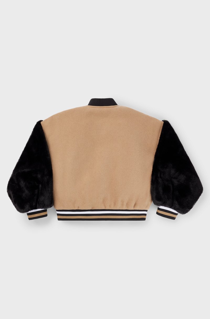 Hugo Boss Cazadora bomber para niños con parches de la marca Promoción trimestral