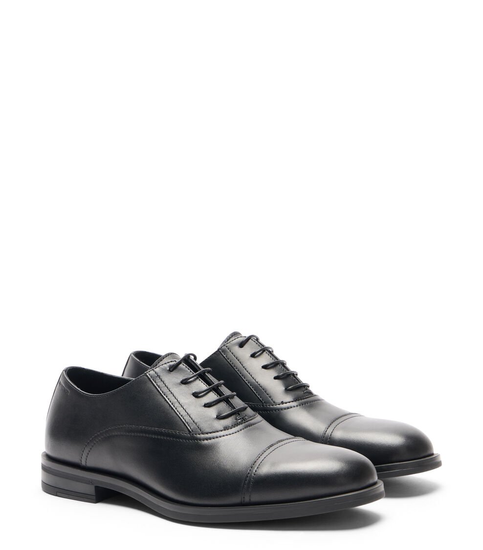 Stuart Weitzman SW CLUB CLASSIC OXFORD en BLACK de Mujer | Stuart Weitzman® Grandes ahorros